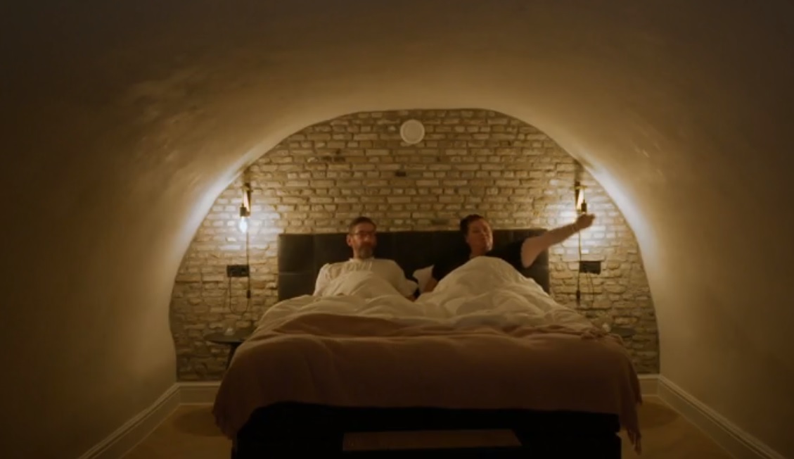 Bed & Breakfastdeelnemer dondert uit stapelbed in muzikale B&B RTL